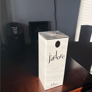 Dior J'adore Eau de Parfum in Elegant White Packaging